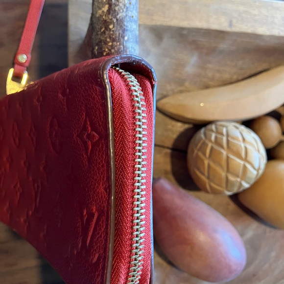 Louis Vuitton zip around Embossed Wallet in good used condition! - Picture 5 of 16